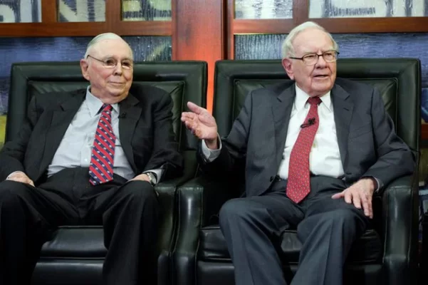 Buffett là người bạn thân nhất của Munger. Ảnh Forrbes