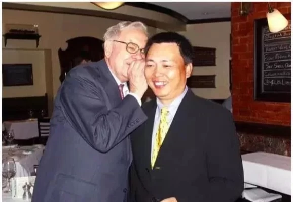 Đoàn Vĩnh Bình và Warren Buffett. Ảnh Toutiao