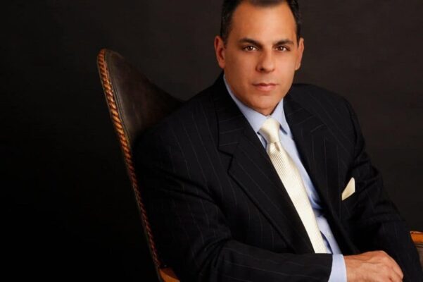 Mark Miniverni là tác giả cuốn sách bán chạy Trade Like a Stock Market Wizard