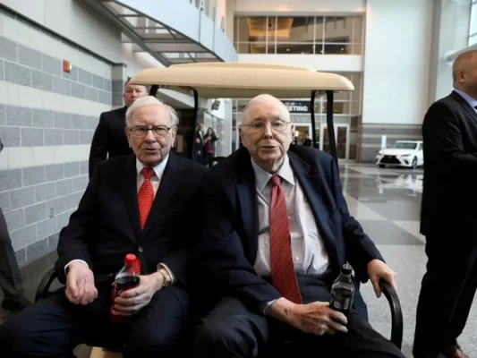 Harlie Munger luôn là người song hành của Warren Buffett. Ảnh Internet.